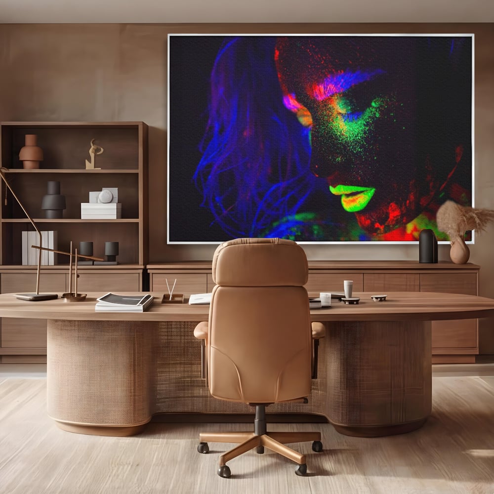 Tablou canvas cu tablou canvas cu fata in culori neon, in rama de aluminiu argintiu, pe perete intr-un birou